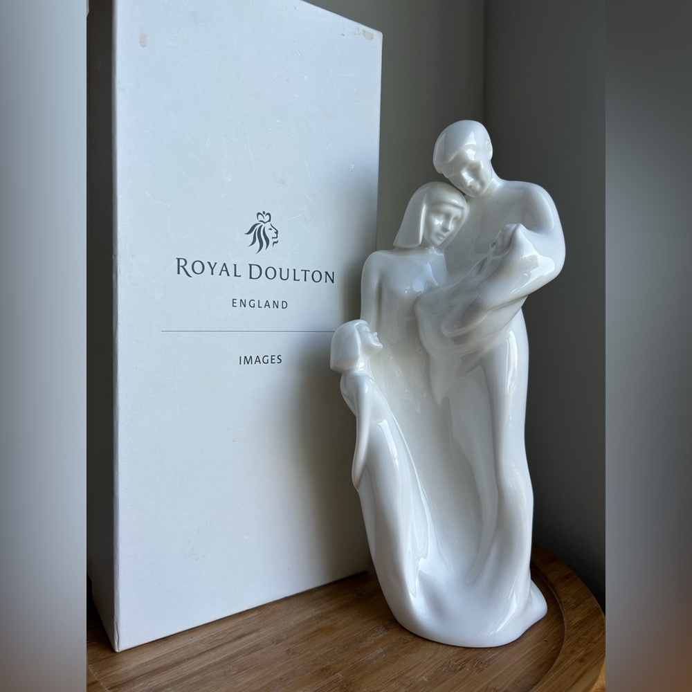 ROYAL DOULTON - NEW IN BOX - TENDER MOMENT - 2010